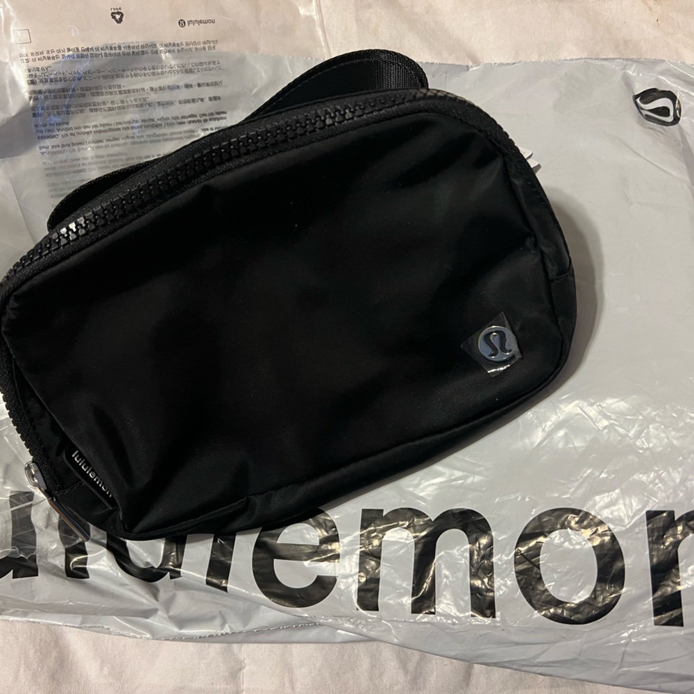 Lululemon belt bag NWT